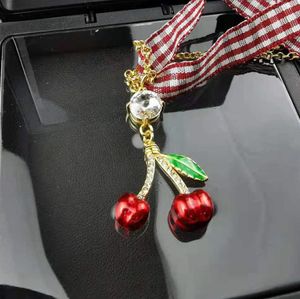 مصمم العلامة التجارية Miumiu Necklace New Female Strawberry Cherry Plaid Ribbon ربط حلو وجميلان هدايا قلادة ملحقات مجوهرات