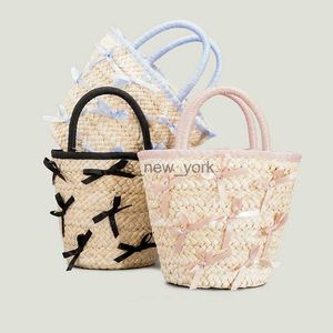 Totes Summer New Woven Gentle Style Handväskor med Bow Tie Ribbon Ins Pure Colors Girls Hucket Beach Totes Tobo Designer Bag HKD230818