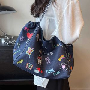 Большая мощность 2023 пригородная сумочка женская новая граффити -джинсовая ткань с одной плечевой сумкой модная универсальная сумка подмышки 230815