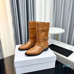أحذية كاحل جلدية جديدة في الكاحل أحذية Buckle Oxskin Boots مدببة أحذية غير رسمية للأزياء الفريدة تصميم مصمم نسائي