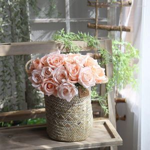 Simulazione di fiori decorativi di bouquet di rose casa soggiorno decorazione fiore di seta con disposizione falsa di plastica.
