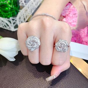 Ringos de cluster 925 Sterling Silver High Carbon Diamond Romantic Romantic Camellia Ring For Women Charms Wedding Party Fine Jewelry Gift Acessórios