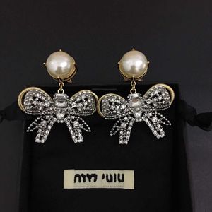 Varumärkesdesigner Miumiu Fashion Earrings New Pearl Bow Women's Flash Diamond överdriven modemed temperament Pärla Bow örhängen Valentine Gifts Tillbehörsmycken