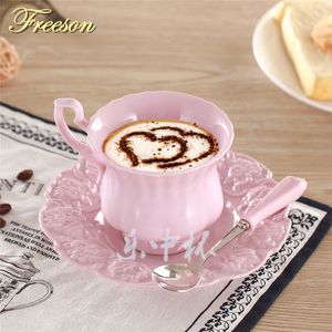 Кружки элегантная розовая кофейная чашка блюдка Spoon Set Europe Princess Ceramic Tea Cup 180 мл верхнего фарфорового чафе кафе Teatime Drinkware 230817