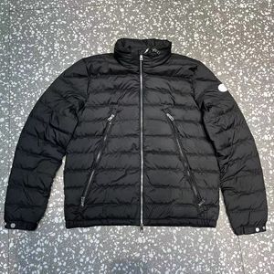 Mode leichte Herren-Down-Jacke Stand Collar Down Jacken Langer Reißverschluss Taschenarmabzeichen warme Mantel Größe 1-5