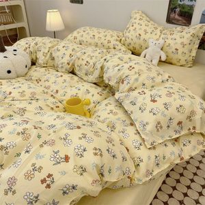 Bedding sets Ins Pastoral Style Yellow Small Flower Set Twin Queen Size Duvet Cover Flat Sheet Pillowcase Princess Girl Bed Linen 230817