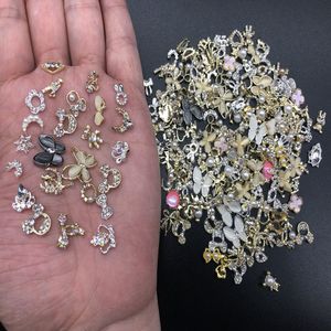 Decorações de arte na unha 50/100pcs Ligeira de unhas mistas por atacado em letra de jóias de metal de diamante aleatória em massa para manicure de luxo 230818