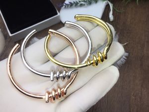 CL Bangle for Woman Brand Designer Reproduções Oficiais Designer de marca Fashion Style Classic Style High Counter Advanced Materials Anniversary Gift 005