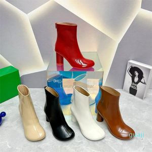 Frauen Designerin Atomic -Knöchelstiefel klobige Heels runden Zehen Cap Fashion Booties Patent Leder Sohle Stiefel Frauen Luxusdesigner Schuhe