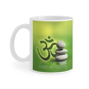 Canecas om símbolo com pedras zen em xícaras de café verde gentis caneca de chá leite aum pranava meditação ohm buddismo