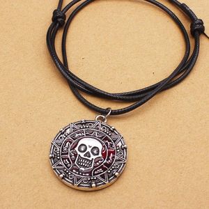 Pendanthalsband Skull Cirkulär dubbelsidig mönster Rune Halsband Män och kvinnor Europeiska American Dark Style Jewelry VGN235