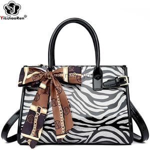 Totes mode zebra handväska kvinnor eleganta halsdukar axelväskor designer högkvalitativ läder tyg damer crossbody messenger väskor hkd230818