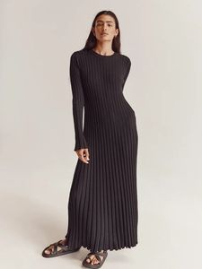 Grundläggande avslappnade klänningar Elegant solid ribbad stickad maxi klänning kvinnor smal oneck långärmad snörning spetsa aline höst lady streetwear robe 230817