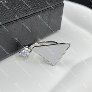Anelli di apertura del badge triangolare anelli di band da donna anelli di cristallo con anelli di dimensioni gratuite di una scatola regalo