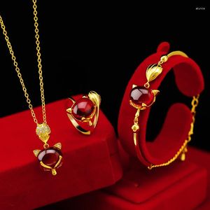 Серьги ожерелья устанавливают золотые женщины с золоты