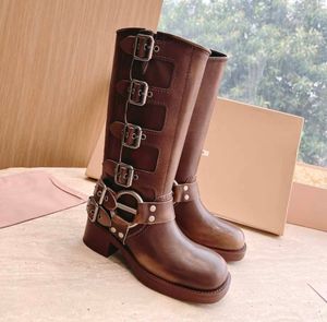 Designerstiefel Designerstiefel Frau Kabelbärte Gürtel Schnallen Kuhlattenleder Biker Kniestiefel Chunky Heel Ritter Ritter Boots Mode Square Toe Knöchelstiefel für Frauen