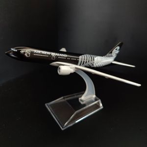 Flygplan Modle Scale 1 400 Metal Aircraft Replica 15cm Zealand B777 Airlines Boeing Airbus Airplane Model Miniature Gift for Boy 230818