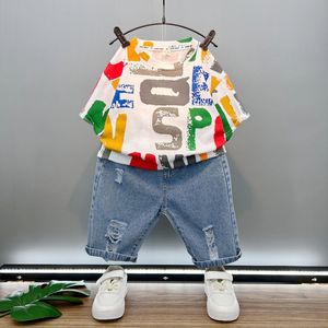 Kleidung Sets Jungens Sommeranzug Buntes Buchstaben T -Shirt -Loch -Jeans Twopiece Street Fashion 2023 Kinder 230818