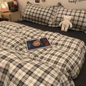 Yatak Setleri Nordic Grid Nevresim Yatma Teşer Yastığı ile Seti 220x240 Yorgan 4pcs3pcs Moda Yorgan Yatağı Keten 230817