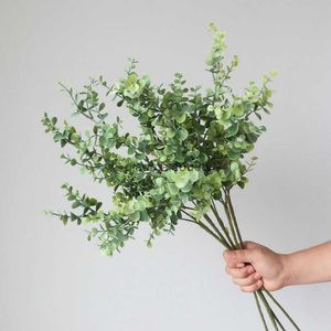 装飾的な花の花輪プラスチックユーカリブランチ人工花の配置結婚式の装飾のためのフェイクフォリア