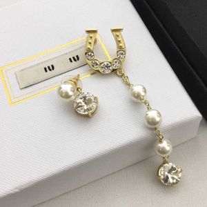 Varumärkesdesigner Miumiu Fashion Earrings Nya U-Letter Pearl Horseshoe Buckles Premium AB örhängen med diamanter Långa asymmetriska örhängen Tillbehörsmycken