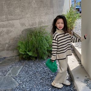 Set di abbigliamento per bambini abbigliamento autunno inverno inverno in stile coreano a strisce a strisce e pantaloni a gamba larga set semplice per ragazze 230818