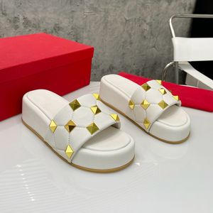 Mulheres max stud slippers plataforma spike slides sandálias grossas grossas maxi prisioneiros slider moda de forma plana chinelos house house casual festa