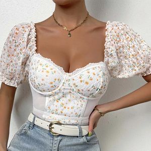 Novas mulheres insprimindo pequenos estilo fresco e fofo fragmentado Splice de renda de aço de aço de aço curto Manga de bolha Deep V Bodysuit A937