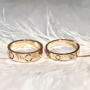 Band Love Rings Designer Jóias de Jóias de Jóias Rosa Prata 4mm 5mm 6mm Anéis de Titânio com Diamantes para Lovers Casal Rings Presente