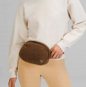 Nya Lu Belt Bag Officiella modeller Damer Casual Sports midja utomhus Messenger bröstkapacitet axelväskor Lululemens
