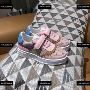 Designer sapatos de bebê adorável rosa crianças calçadas casuais voga tênis 2023 Novos produtos embalagens de embalagem do tamanho das crianças 26-35