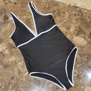 Kobiety gorąca sprzedaż klasyczny biały czarny patchwork Kąpiel One Piece Swimear Sexy Deep-V Slim Bodysuits Najlepsze ubrania Wyściełane One Plaży Jednostywane żeńskie rompers