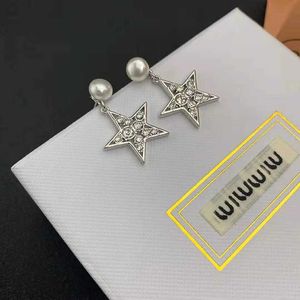 Marka Tasarımcısı Miumiu Moda Küpe Yeni Yıldız Adalı Beş Süreli Yıldızlı Pearl Miu'nun Basit Mizaç S925 Gümüş İğne Küpeleri Lüks Aksesuar Mücevherat