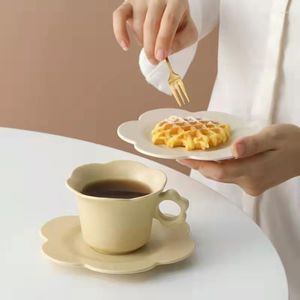 Kupalar 2pcs Yaratıcı güneş çiçek tipi kahve sütü kupa tabağı seti Kore kalp rengi sır basit öğleden sonra çay kahvaltı fincan çift hediye