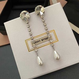 Designer de marca Miumiu Brincos de moda Tástels Brincos longos da família Miao Gotas de pérolas 925 Prata Brincos de celebridades de temperamento de prata