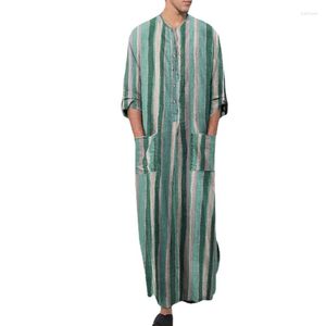 Etniska kläder högklassiga muslimska Sydostasien Dubai Mellanöstern Mäns lös stående krage Dörrrör Lång ärm Robe Hand sydd