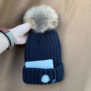 Designer Knit Cap Hat Raccoon pälsboll Akrylmaterial Kylsäker varm unisex-stil lämplig för män och kvinnor bär huvud och svans 55-60 Lämplig för de flesta