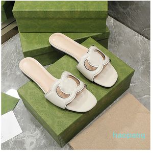 Kvinnor Slästa utskuren sandaler Läderdesigner Sandaler Sommar älskade Metalliska Slide Flats Läderstrand Casual Ladies Slippers