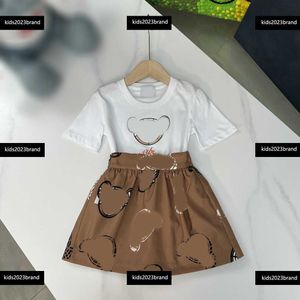 Roupas de grife infantil Conjuntos de bebê de verão Brother e irmã Tamanho de 100-150 cm 2pcs T-shirt e shorts ou saias Novo produto de abril04