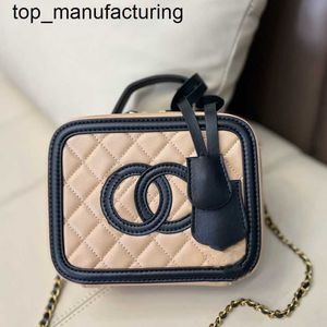새로운 23SS 숄더백 여성 크로스 바디 핸드백 패션 브랜드 고급 핸드백 안장 가방 스트랩 디자이너 자기 금속 펜던트 지갑 가방 가방
