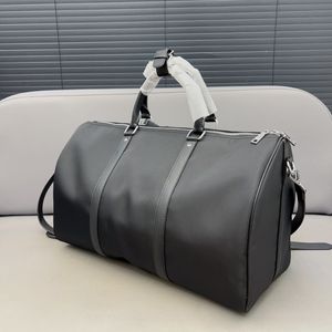 Berömda designer Mens Duffel Bags Metal Triangle Label Handväskor Kvinnor och män axelväskor Keepall Totes Airport Bagagväskor Travel Bag Gym Bag Fitness Bags Totes