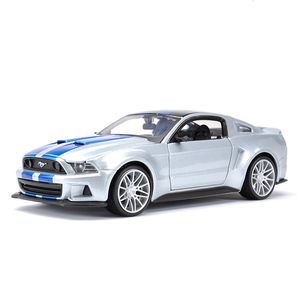 Modelo Diecast Maisto 1 24 2014 Ford Mustang Street Racer Sports Cars Static Die Vehicles Toys colecionáveis ​​230818