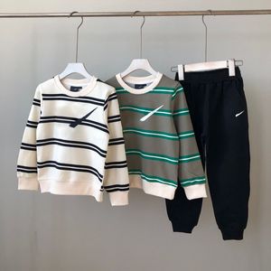 Bebek eşofmanları çocuk tasarımcı giyim setleri Toddler yeni lüks baskı moda mektup ceketleri gündelik spor tarzı sweatshirt erkek kıyafetleri