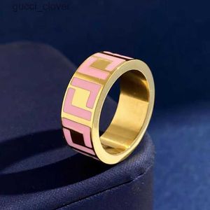 Italienischer Designer f Ring Luxus Gold Edelstahl Monogramm Ring Schwarz weiß rosa Frauen für Männer Hochzeit Schmuck Frauenparty Geschenk Größe 6 7 8 9