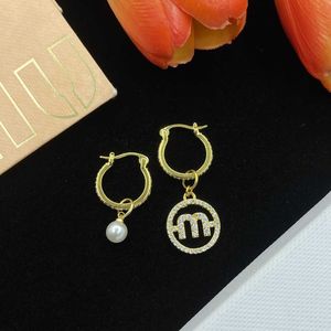 Toppdesigner Miumiu Fashion Earrings High Edition Miumiu Pearl Simple and Sweet Style Valentine's Day Gift Light Luxury örhängen Tillbehör smycken