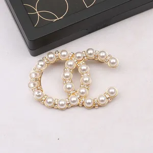 9074 Fashionabla Pearl Brosch Temperament Women's Diamond Brosch Gold and Silver Letters Christmas Holiday Present