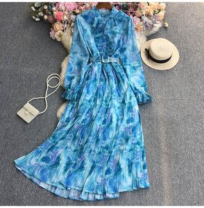 Basic lässige Kleider Frühling Frauen Krawatte gedrucktes Chiffon Langes Kleid mit Gürtel Rüschen stehen Kragen Langarm Faltenkleid Damen Elegant Vestido 2024