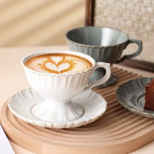Mughe eleganti tazze di caffè in ceramica a glassa variabile in rilievo vintage e tazze da tè personalizzate tazze di calice per calice con piatto 230818