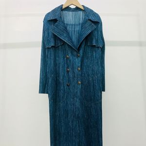 Kvinnorsjackor miyake veckad imitation denim lång kappa för kvinnor vår hösthylsa trench krage damer 6 knappklänning 230818