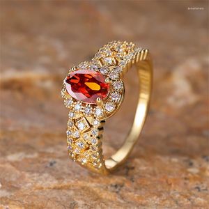 Anéis de casamento Charme feminino de luxo de água vermelha gota anel de cristal cor de ouro amarelo para mulheres jóias de noivado de pedra de zircão